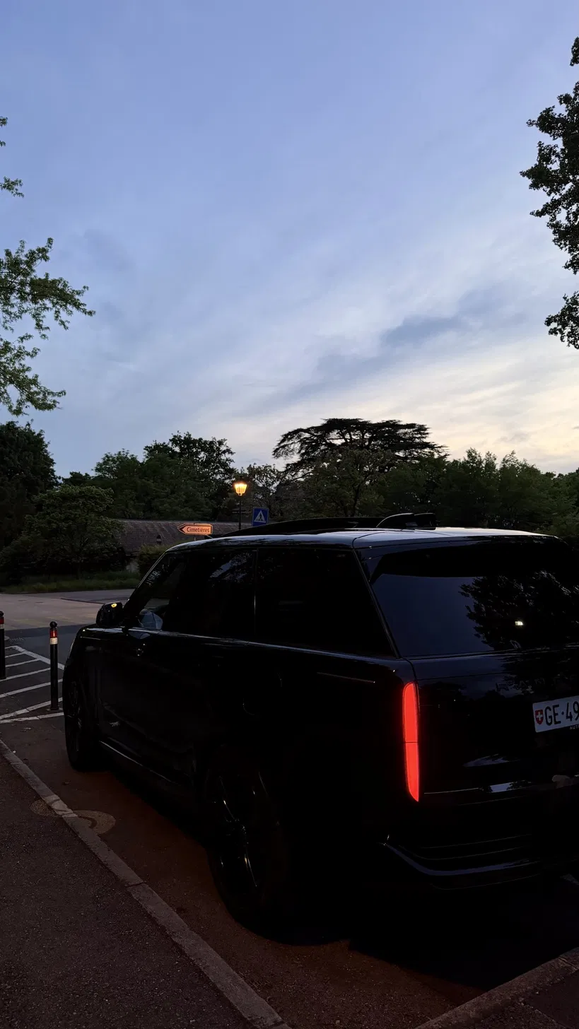 Private chauffeur from Lausanne to Geneva Airport, luxury Mercedes V-Class