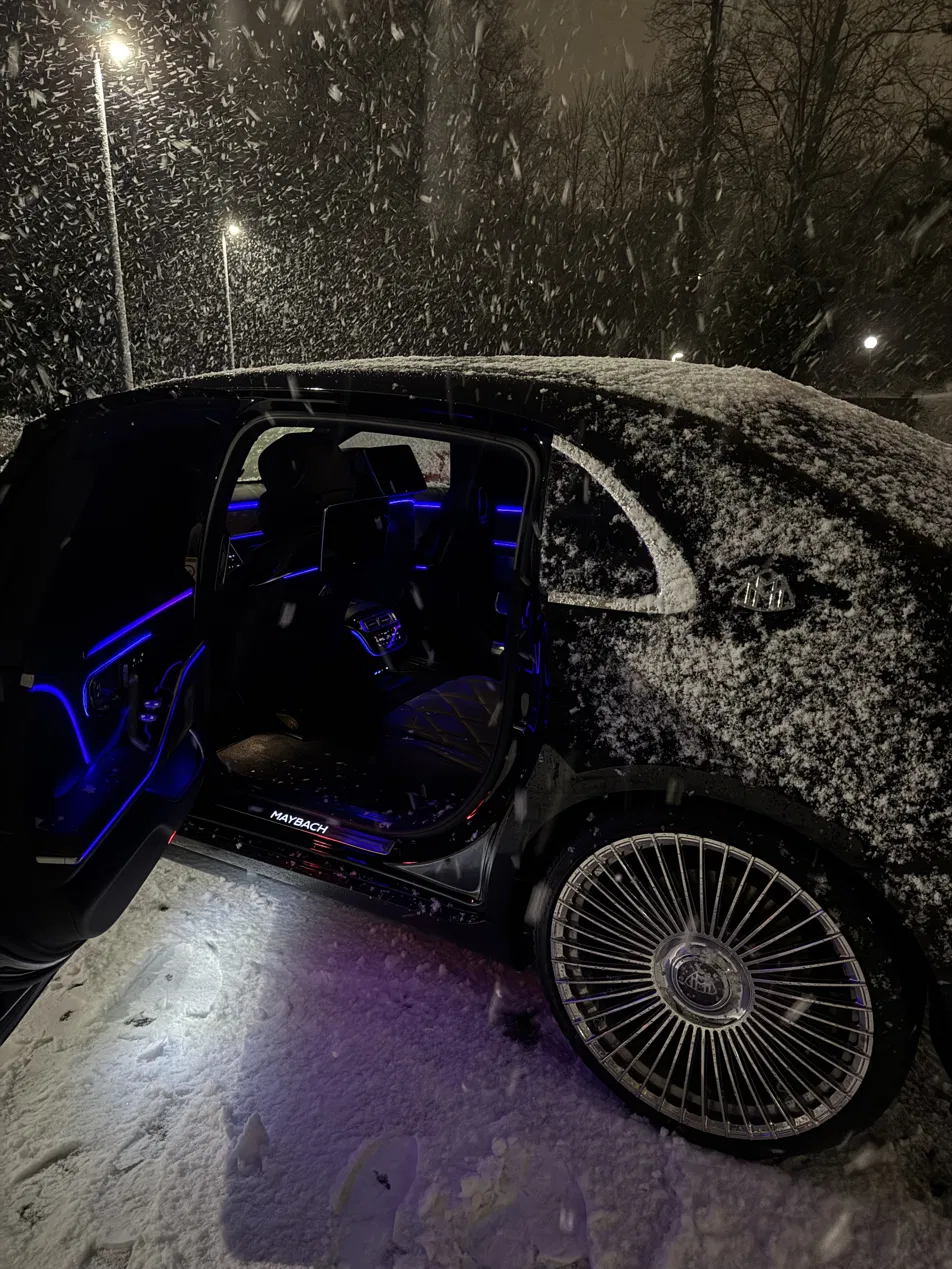 Private chauffeur from Geneva to Verbier, luxury car in the snow