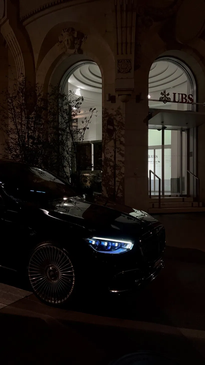 Private chauffeur in Lausanne with a Mercedes-Maybach at UBS, Place Saint-Francois